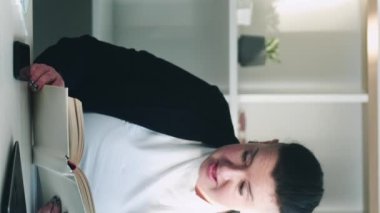 Dikey video. Çalışma rutini. Sıkılmış çalışan. Aşırı kilolu patronun iş planını anlatırken bayanın uyuya kalması yorucu..