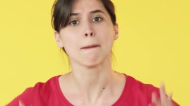 Öfke hissetmek. Kişisel sınırlar. Öfkeli bir kız öfkeden köpürüyor sarı bir arka planda tek başına duruyor..