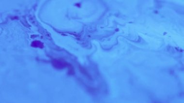 Sıvı damlası. Boya sıçraması. Bulanık mavi renk parlayan nemli emülsiyon sızıntısı harmanlanmış hareket lekesi dokusu soyut sanat arkaplanı.