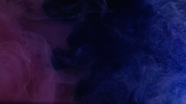 Renkli buhar. Islak sim dokusu. Parlak parlak boya sıvısı. Modern sanatın soyut arka planında çeşitli taşkınlıklara sahip gerçekçi duman.