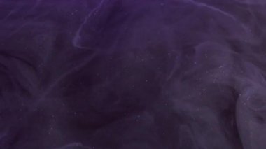 Parlak sis. Boya su sıçratır. Odaklanmamış mor renk parıldayan doku dumanı yüzen hareket eden soyut sanat arka planını ortaya çıkarıyor.
