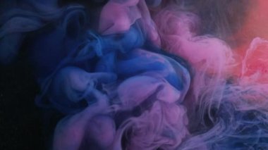 Renk karışımı. Kozmetik sıçrama. Sanat tasarımı. Bulanık, modern, ışıldayan soyut arka planda yavaş harmanlanan turuncu pembe doku..