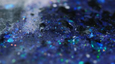 Sıvı ışıltılı doku. Parıltılı boya döküldü. Bulanık mavi renk parlak pullu parçacıklar emülsiyon sıvısı mürekkep damlaları soyut sanat arkaplanı ve bokeh ışıkları.