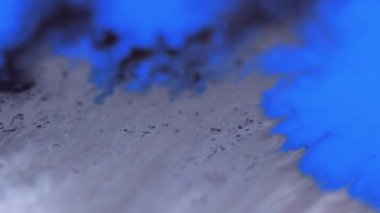 Mürekkep sızıntısı. Bulanık akrilik leke. Odaklanmamış mavi siyah renk ıslak leke sıçrayan sıvı leke yayılan dalga hareketi soyut sanat arkaplanı.