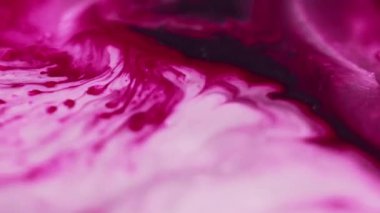 Boya serpintisi. Sıvı karışımı. Odaksız pembe beyaz renk ıslak akrilik emülsiyon karışık dalga akış mermer desen soyut sanat arka planı.