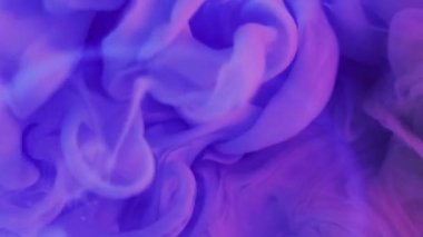 Boya su sıçratır. Neon duman bulutu. Odaklanmamış mor pembe renk gradyan parlayan buhar akışı hareket soyut sanat arkaplanını ortaya çıkarıyor.