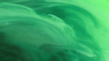 Yüzen buhar. Bulanık sis girdabı. Fırtınalı bir dönüş. Odaklanmamış Cyan yeşili mavi renkli su harmanı koyu soyut sanat arka planında dönen spiral hareket.