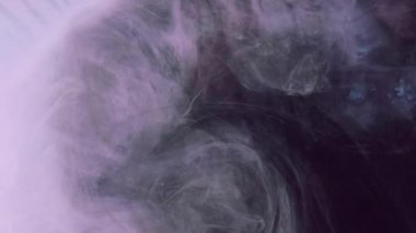 Duman girdabı. Su patlaması. Beyaz siyah boya döküldü. Renk sisi buharlaştı. Atmosfer taklidi..