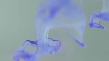 Leylak sigara içiyor. Suyun altında patlıyor. Parlayan sıvı. Açık mor ve menekşe renkleri modern beyaz yeşil sanat soyut arka planına düşen akışı sıçratır.