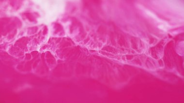 Akrilik akış sıçraması. Su mermeri dokusu. Bulanık beyaz pembe renkli girdap katmanları mürekkep damlaları parlak parıltılı yüzeyli soyut sanat eserlerine dökülüyor..