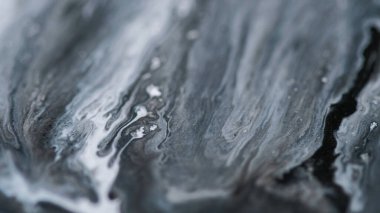 Parıldayan su çeşitleri. Taş yapı. Jel akıyor. Beyaz siyah gümüş rengi ışıl ışıl pullar desen boya sıvısı soyut sanat arka planı.