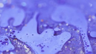 Sıvı boya karışımı. Köpüklü yağ damlası. Odaklanmamış mor renkli parlak parçacıklar akrilik akrilik sıvı mürekkep dökülmesi, soyut sanat arka planı ve bokeh ışıkları..