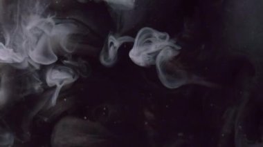 Duman dokusu. Mürekkep suyu. Siyah beyaz boya damlası akan kabarcık yoğun gerçekçi sis kara büyü ışık zebra desenini soyut arkaplan.