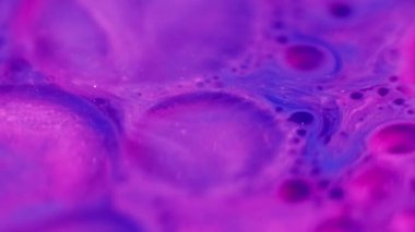 Köpüklü sıvı. Serum jeli. Odaklanmamış neon pembesi renk simleri şeffaf emülsiyon doku boya su karışımı hareket soyut sanat arkaplanı.