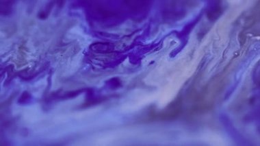 Köpüklü boya. Parıldayan sıvı dökülmüş. Odaklanmamış mavi mor renk tanecikleri dokusu sıvı karışık hareket soyut sanat arkaplanı.