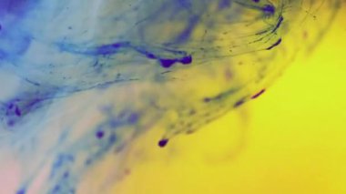 Boya karışımı. Sis girdabı. Odaklanmamış mavi sarı renk parlayan sis dokusu dönen dalga hareket eden soyut sanat arkaplanını ortaya çıkarıyor.