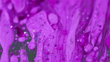 Boya damlası. Parıldayan sıvı akışı. Odaklanmamış mor renk parıldayan tahıl tanecikleri yağ damlaları emülsiyon sıvı mürekkep dökülmesi hareket soyut sanat arka planı.