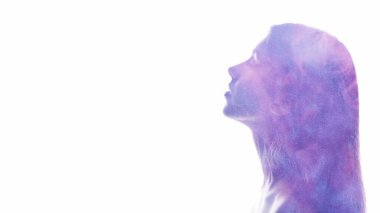 Esrarengiz portre. Ruhsal aydınlanma. Kadın siluetinde mor sis, beyaz fotokopi arkaplanında çift pozlama izole edilmiş..