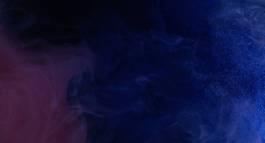 Çok renkli bir buhar. Parlak parlak boya sıvısı. Islak sim dokusu. Modern sanatın soyut arka planında çeşitli taşkınlıklara sahip gerçekçi duman.