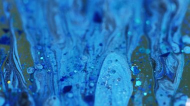 Akrilik sıvı damlası. Parıltılı boya döküldü. Odaklanmamış mavi renk parlak pullu partiküller parlaklığı desen su emülsiyon sıvı mürekkep akışı soyut sanat arka planı.