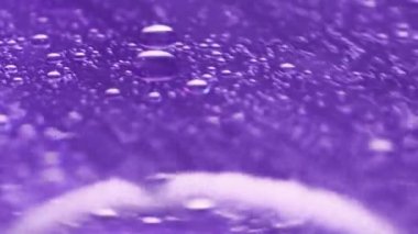 Köpüklü sıvı. Serum jeli. Odaklanmamış neon mavisi simler şeffaf emülsiyon dokusu boya su karışımı hareket soyut sanat arkaplanı.