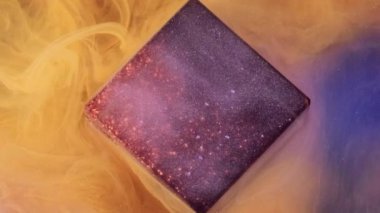 Neon dumanı. Mürekkep suyu. Sarı mor sis girdap halinde altın parçacık fantezi siyah için yanan küp parıltısı buhar dokusu mavi renk soyut arkaplan.