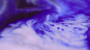 Boya serpintisi. Sıvı karışımı. Odaksız mavi beyaz renk ıslak akrilik emülsiyon karışık dalga akış mermer desen soyut sanat arka planı.