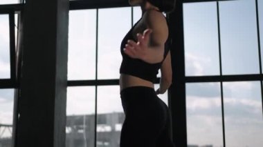 Vücut gerilmesi. Fitness eğitimi. Atletik kadın yoga eğitmeni, spor salonunda egzersiz antrenmanı, egzersiz, spor salonu..