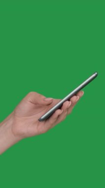 Dikey video. Mobil sohbet. Çevrimiçi iletişim. Akıllı telefon mesajı kullanan kadın el yeşil krom anahtar boş arkaplan üzerinde izole.