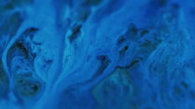 Islak sim dokusu. Boya arabası. Odaklanamayan mavi renkli parıldayan parçacıklar akrilik mürekkep suyu mermer karışımı dalga hareketini soyut sanat arkaplanı.