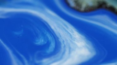 Deniz boyası. Pastel doku akışı. Soyut fırça darbesi üzerine mavi beyaz renk dalgaları bulanık arkaplan boyama tasarımı.