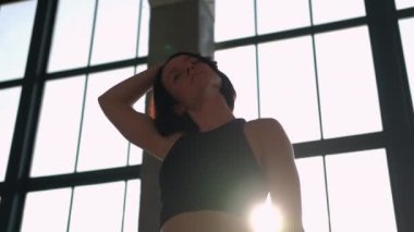 Sabah egzersizi. Kas esnemesi. Vücut sağlığı. Aktif giysili sağlıklı bir kadın. Ele doğru eğik kafa. Yoga boyun esnekliği egzersizi..