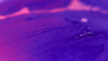 Mürekkep sızıntısı. Sıvı dökülmesi. Odaklanmamış neon mavisi renk gradyan emülsiyon dokusu akrilik sıvı dalga hareketi soyut sanat arkaplanı.