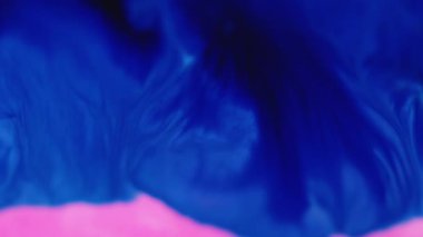 Renkli jel damlası. Boya karışımı. Odaklanmamış pembe pigment şeffaf simli parçacıklar yağ emülsiyon damla karışımı sanat soyut arkaplan yayıyor.