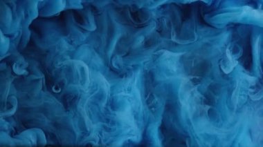 Islak sim dokusu. Boya akışı. Odaklanamayan mavi renkli parıldayan parçacıklar akrilik mürekkep suyu mermer karışımı dalga hareketini soyut sanat arkaplanı.