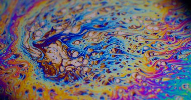 Parlak kabarcık dokusu. Yağ sıvısı. Odaklanmamış mor renkli yeşil boya eğrisi koyu siyah, bulanık ışık, soyut sanat arka planında akrilik kaygan.