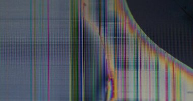Kırık LCD. Televizyon hasarı. Kırık tahıl görüntüsünün bozulmuş dijital kanal sinyali. Karartma odaklı arızalı gökkuşağı hatası piksel ekran örtüsünü yok etti.