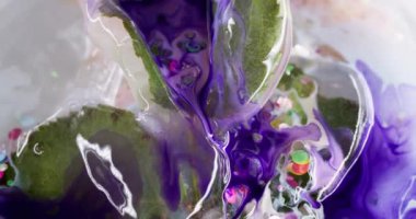 Violet taştı. Boya buz döker. Mor akarsu dumanlı dalgalanmalar donmuş yapraklar arasında. Sıvı mermer eflatun parıltılı karışım çözünmüş arkaplan.