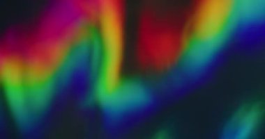 Bulanık holografik. Soyut ve canlı. Odaklanamayan sızıntı, çok renkli yeşil ışınlar gökkuşağı titreşimli ışınlar, sanat ışığı arka planında yanıp sönen lensler..