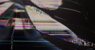 Kusurlu ekran. Görüntü bozuluyor. Gökkuşağının bozuk piksellerinin dijital gürültüsüyle modern hasarlı ekran dokusu bozuluyor. Siyah kısmi dolgu.