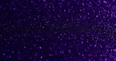Bokeh scintilla. Mor parıltı. İnce metalik tozla parıldayan ışıltılı festival yüzeyi. Mor parlak efekt bulanık sanat dokusu.