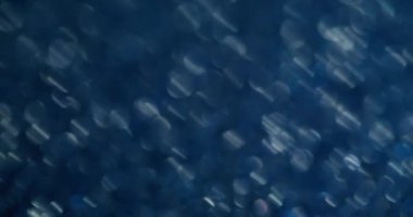 Bulanık parlaklık. Yanıp sönen parıltı. Renk değişimi ile dekoratif şenlik arka planı. Karmaşık ışınlar titreşiyor. Hassas atmosfer..