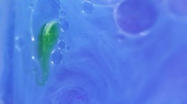 Islak boya. Kabarcık mürekkebi. Parıldayan yağ. Odaklanamayan mor yeşil renk parlak su dumanı sızıntısı yarı şeffaf damla sıvı soyut sanat arka planı.