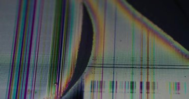 Arıza görüntüsü. Ekran bozulması. Kırık renkli cam bilgisayar ses dokusunu gösteriyor. Siyah çatlak piksel çizgi yüzey arkaplanı hasarlı matris.