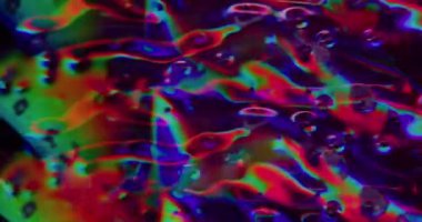 Holografik sıvı. Bulanık hareket eden parçacıklar. Odaklanamayan sızıntı, çok renkli yeşil ışınlar gökkuşağı titreşimleri, soyut sanat ışığı arka planında yanıp sönen lensler..