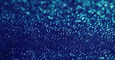 Bokeh dokusu. Yapay deri. Mavi dalgalı plastik yüzey rahatlaması ve değişen ışık. Dekoratif bulanık parlak parlamalı kabartmalı arkaplan.