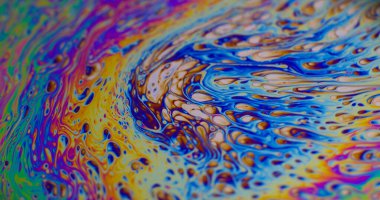 Boya karışımı. Neon sıvısı. Odaklanmamış mor yeşil sıvı yağ eğrisi koyu siyah bulanık ışık soyut sanat arka planında akrilik kaygan.