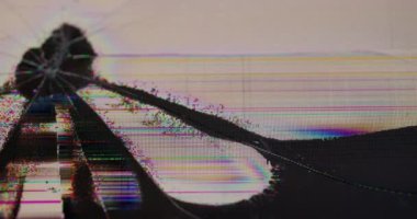 Çatlak ekran. Grunge sıvısı. Siyah sıvı hasarlı camların altına dökülür. Arızalı yayın görüntü arkaplanının dijital arızasını kapat.