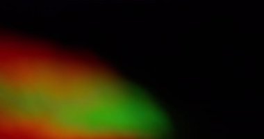 Bulanık arka plan. Holografik etki. Odaksız sızıntı. Çok renkli yeşil ışınlar. Gökkuşağı, soyut sanat ışığı üzerinde parlak bir ışık yansıması oluşturur..