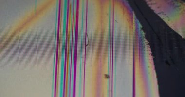 Kötü bir geçiş. Piksel hatası. Siyah çatlak bölge ekran deformasyonu ile görsel görüntü bozulması. Dijital yayın rengi gürültüsü için Grunge arızası.